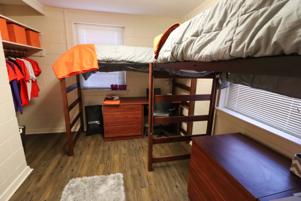 2 bed room in Thornhill apartment with desks underneath lofted beds